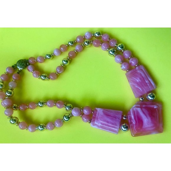 Vintage Bubble Gum Pink 1950's Marbled Plastic Bead Necklace - Picture 3 of 4
